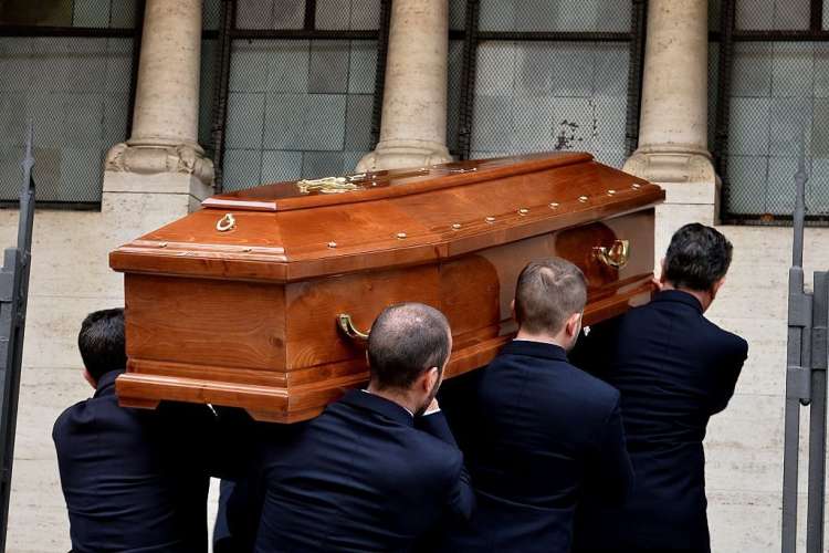 Agenzia di pompe funebri cerca 10 addetti al trasporto del feretro a Roma