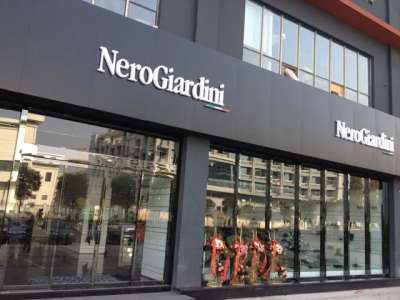 Sales assistant nelle calzature di NeroGiardini per i negozi di Roma, Milano e Verona