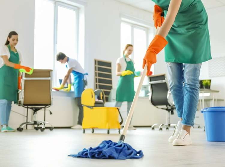 25 addetti alle pulizie per vari appalti di Roma e provincia