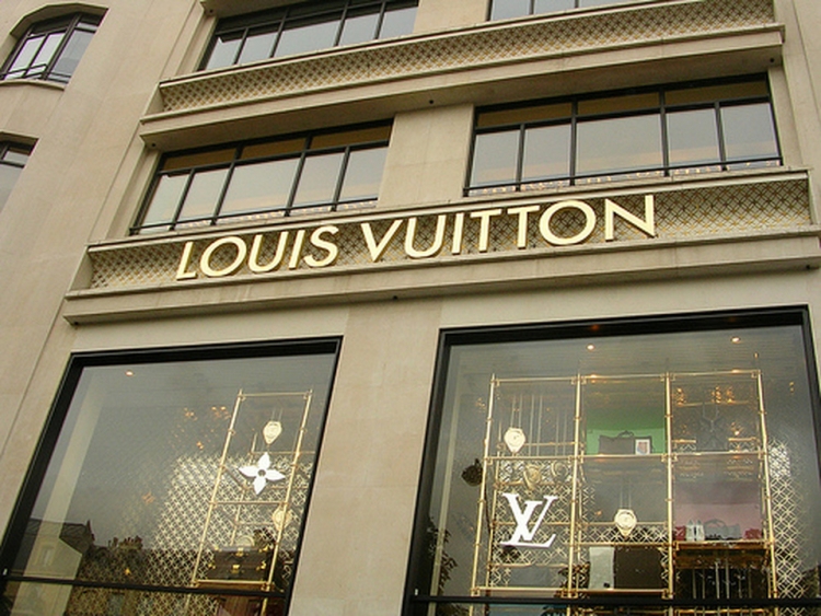 COMMESSE E TEAM MANAGER PER I NEGOZI LOUIS VUITTON