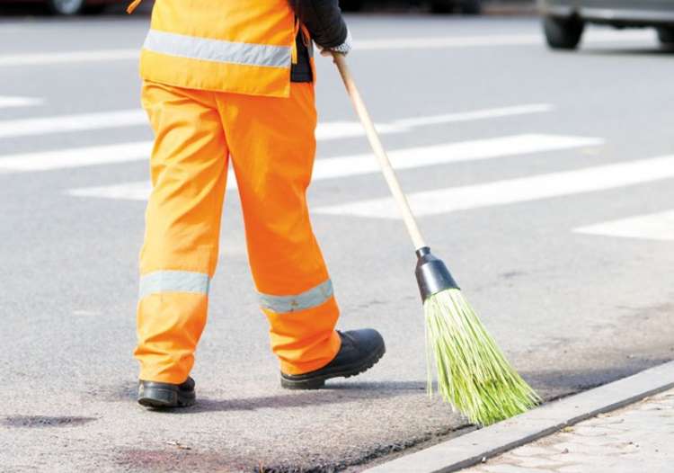 1 addetto allo spazzamento a Pomezia e 2 addetti pulizie piscine a Roma