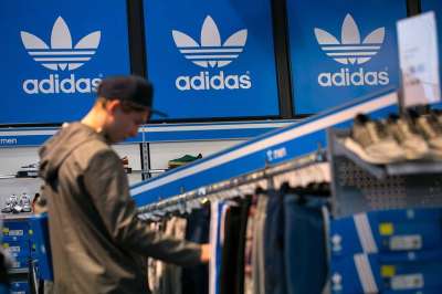 Addetti vendita per i negozi di abbigliamento sportivo Adidas