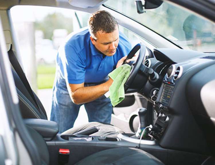 Addetti alle pulizie per il settore car sharing a Roma