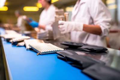 5 addetti confezionamento prodotti per azienda di Pomezia: 1.100 euro al mese