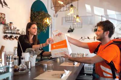 Ai fattorini della romana Moovenda 25 euro per ogni turno di lavoro