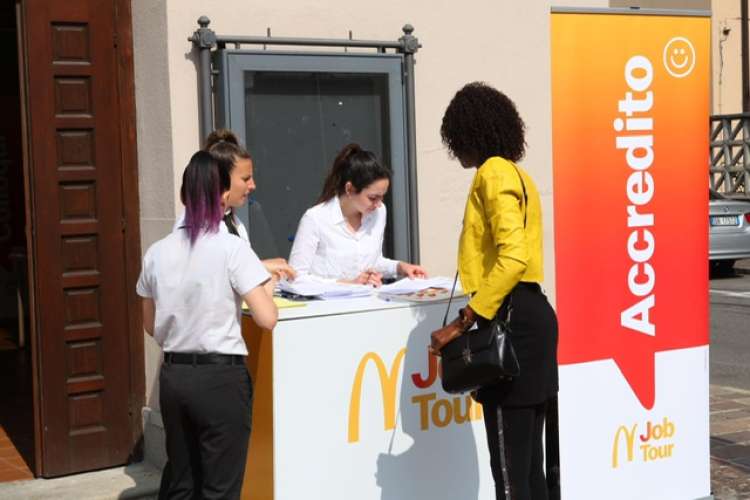 McDonald&rsquo;s apre nuovi locali e cerca personale: opportunit&agrave; anche in provincia di Roma e Frosinone