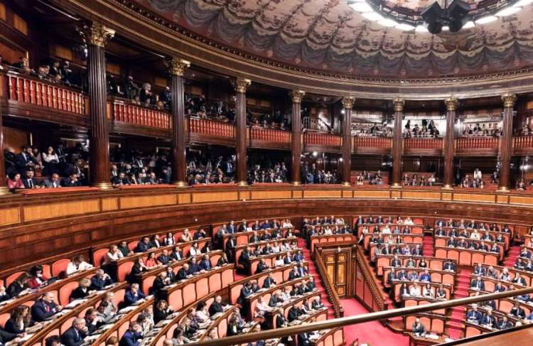 Senato: 30 Assistenti parlamentari. Basta la licenza media