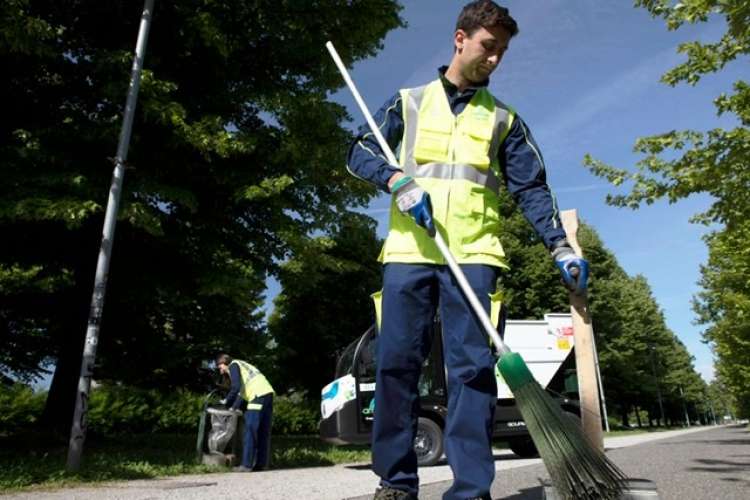 15 addetti alla raccolta foglie per strade, piazze e aree pubbliche di Roma