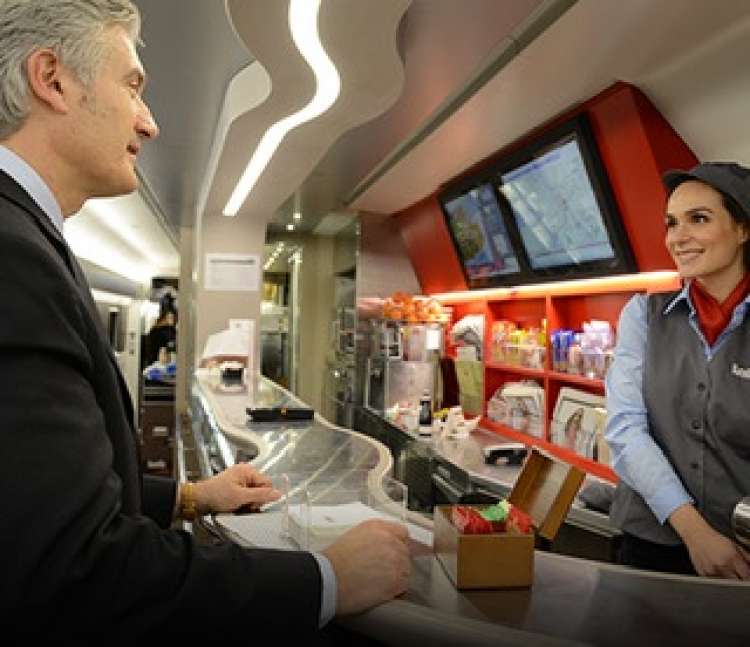Operatori di bordo treno per i servizi di bar/caffetteria