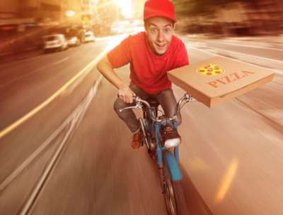 Boom consegne a domicilio: supermercati e ristoranti cercano 800 fattorini