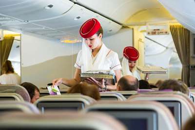 Emirates Airlines seleziona assistenti di volo in Italia: come, dove e quando partecipare ai colloqui di lavoro