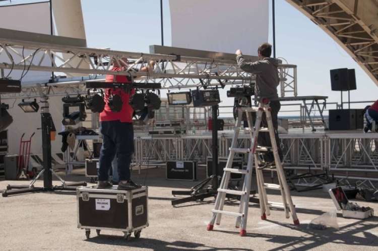 50 facchini per allestimento eventi musicali e teatrali a Roma e Firenze