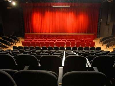 Noto teatro a Roma cerca maschera di sala