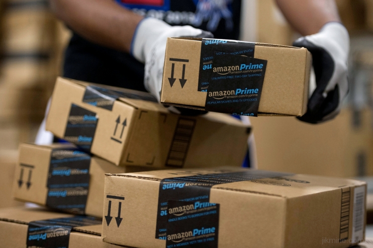 AMAZON RILANCIA: 2.300 DISTRIBUZIONE, IMPIEGATI, MAGAZZINIERI