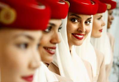 Emirates Airlines seleziona hostess e steward di bordo in Italia: ecco dove e quando