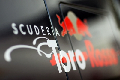 INGEGNERI E DIPLOMATI PER LA SCUDERIA TORO ROSSO