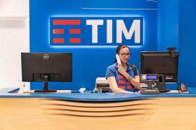 TIM assume addetti vendita in 16 Comuni: retribuzione fino a 2.100 euro al mese