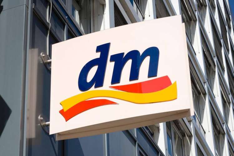 250 NEL DRUGSTORE TEDESCO. LA CATENA APRE A MILANO E POI&hellip;