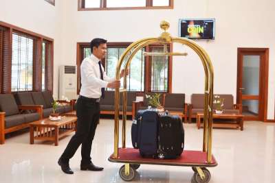 CAMERIERI AI PIANI E DI SALA, CUOCHI E FACCHINI PER HOTEL