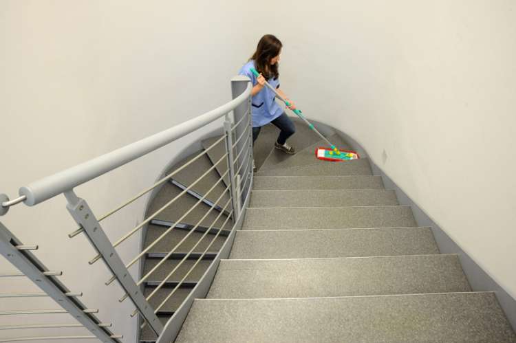 4 addetti alle pulizie uffici, centri commerciali e condomini di Roma, Formia e Latina