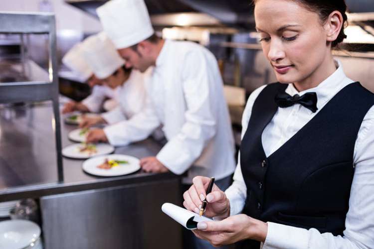 Corso professionale per cameriere a Ostia