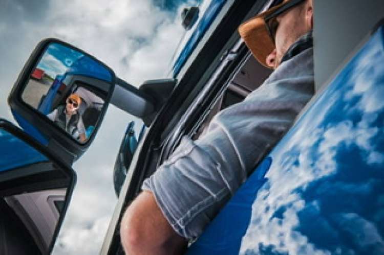 30 autisti di camion per il settore edile: non sono richieste attivit&agrave; di carico e scarico merci