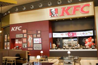Cassa e servizio ai tavoli: chance a Roma nel pollo fritto di KFC