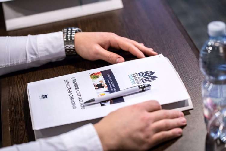 BLU HOTELS: DIRETTORI, IMPIEGATI, MANUTENTORI, PERSONALE SALA