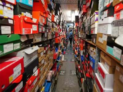 55 nella moda per giovani Subdued: molti addetti vendita per i negozi di Roma