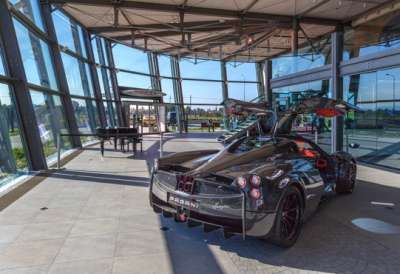 Auto di lusso: 10 nello stabilimento di Pagani in provincia di Modena