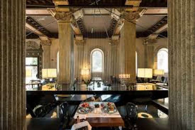 15 CAMERIERI DI SALA E AI PIANI PER UN ALBERGO LUSSO A ROMA