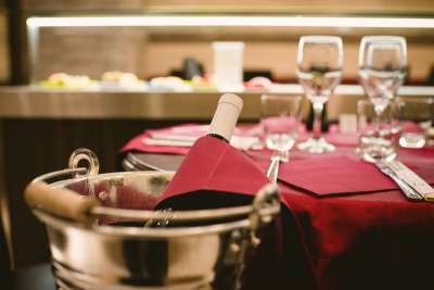 4 CAMERIERI, 4 RUNNER E 1 DIRETTORE PER LUSSUOSO RISTORANTE GIAPPONESE A ROMA CENTRO