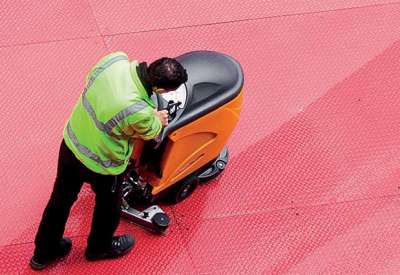 16 addetti alle pulizie per appartamenti, uffici e attivit&agrave; commerciali di Roma