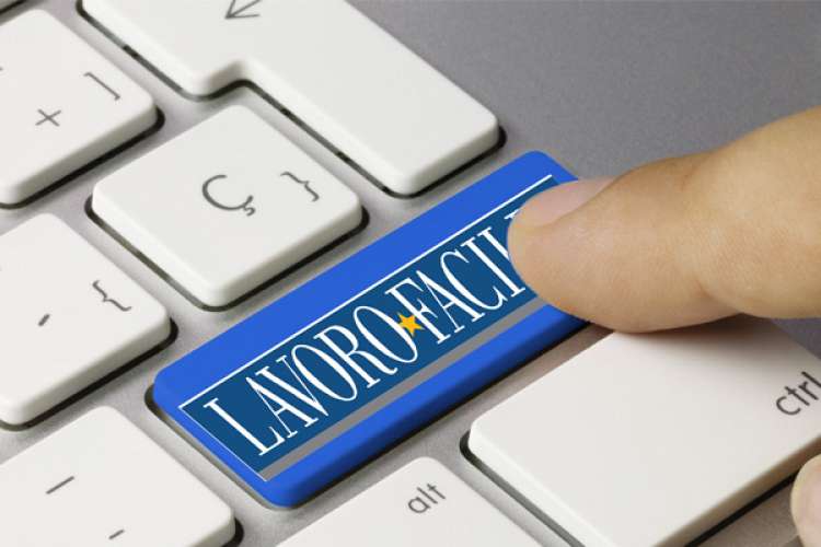 Le 10 offerte pi&ugrave; lette nel mese di agosto: assunzioni per operatori AMA, personale ATA, hostess e steward Italo treno...