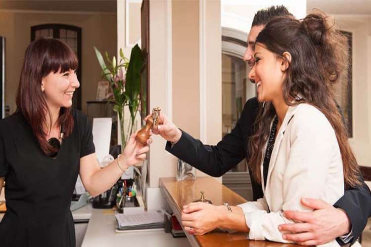 10 addetti alla reception per strutture alberghiere di Roma: contratto a tempo indeterminato