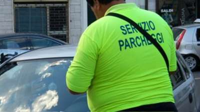 Parcheggiatori con licenza media per edifici istituzionali