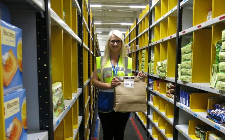 3.000 ASSUNZIONI AMAZON PER NATALE: BASTA LA LICENZA MEDIA