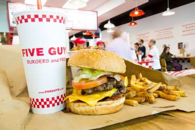 La nota catena di fast food Five Guys Burgers and Fries apre e assume a Roma