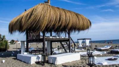 Stabilimento balneare cerca 10 camerieri di sala per la sede di Fregene