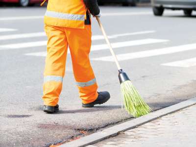 Operatori ecologici per pulizia delle strade e raccolta dei rifiuti in tutta Roma