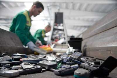 10 operai per smaltimento rifiuti di apparecchiature elettriche ed elettroniche