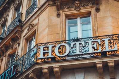 SERVE PERSONALE IN GAMBA PER LA CATENA VOIHOTELS