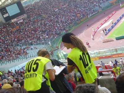 SQUADRA DI CALCIO CERCA STEWARD PER LO STADIO OLIMPICO DI ROMA