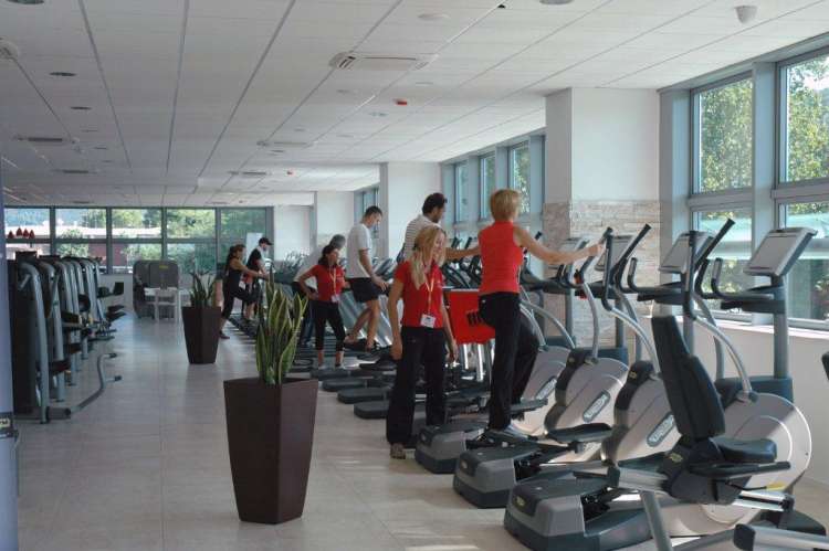 LE PALESTRE HELLO FIT CERCANO PERSONALE A FROSINONE E ANCONA