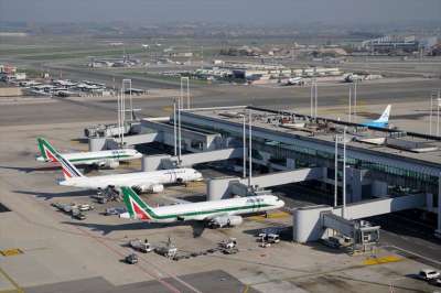 Aeroporti di Puglia cerca 80 hostess e steward di terra per gli scali di Bari e Brindisi