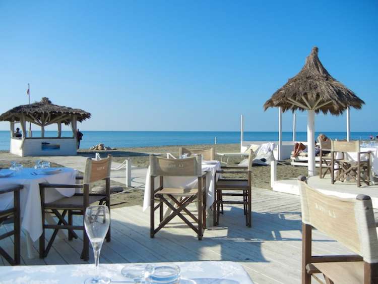 Stabilimenti balneari di Fregene cercano 4 addetti alle pulizie