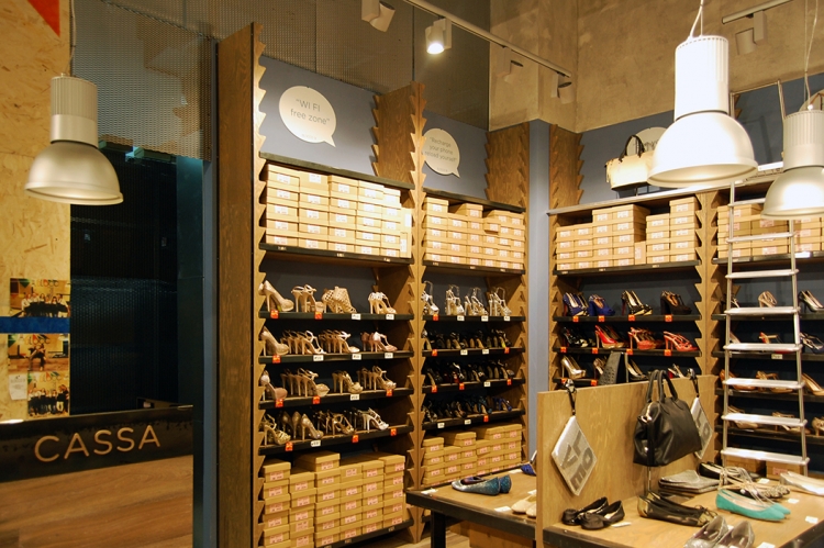 I NEGOZI DI CALZATURE CINTI ASSUMONO COMMESSI/E (ANCHE A ROMA)