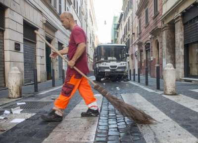 Lavoro subito per addetti allo spazzamento strade di Roma: 1.178,44 euro al mese