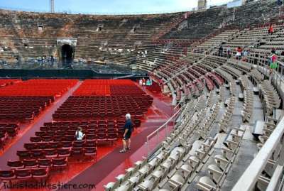L&rsquo;Arena di Verona cerca artisti del coro, capisquadra, impiegati, ispettori, operai e responsabili