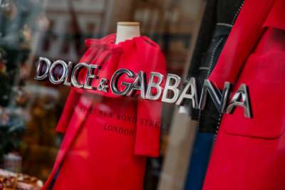Addetti sviluppo, tecnici, sarte, stiratrici, visual: 30 nell&rsquo;alta moda di Dolce&amp;Gabbana